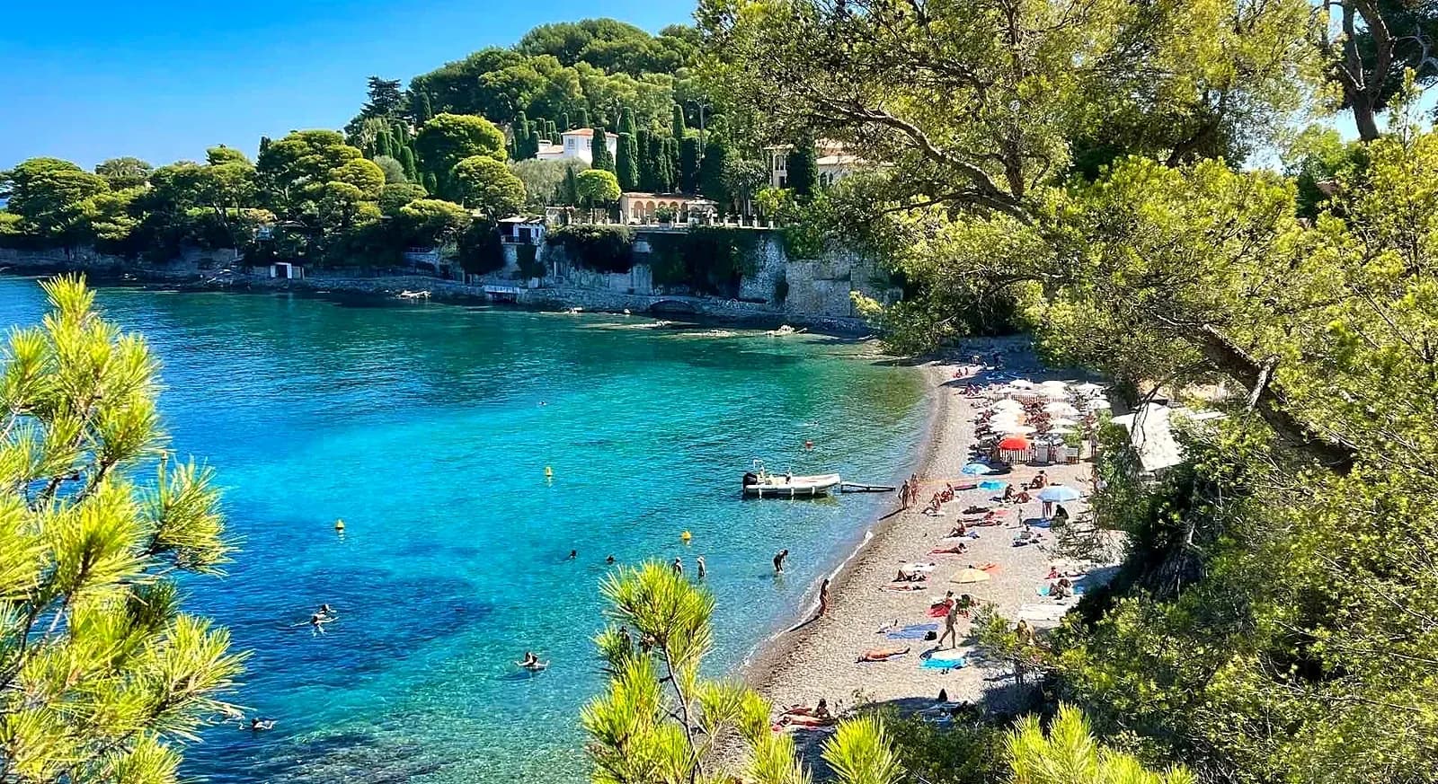 Plage de la Garoupe on the Cap d’Antibes: turquoise water, parasols and umbrella pines