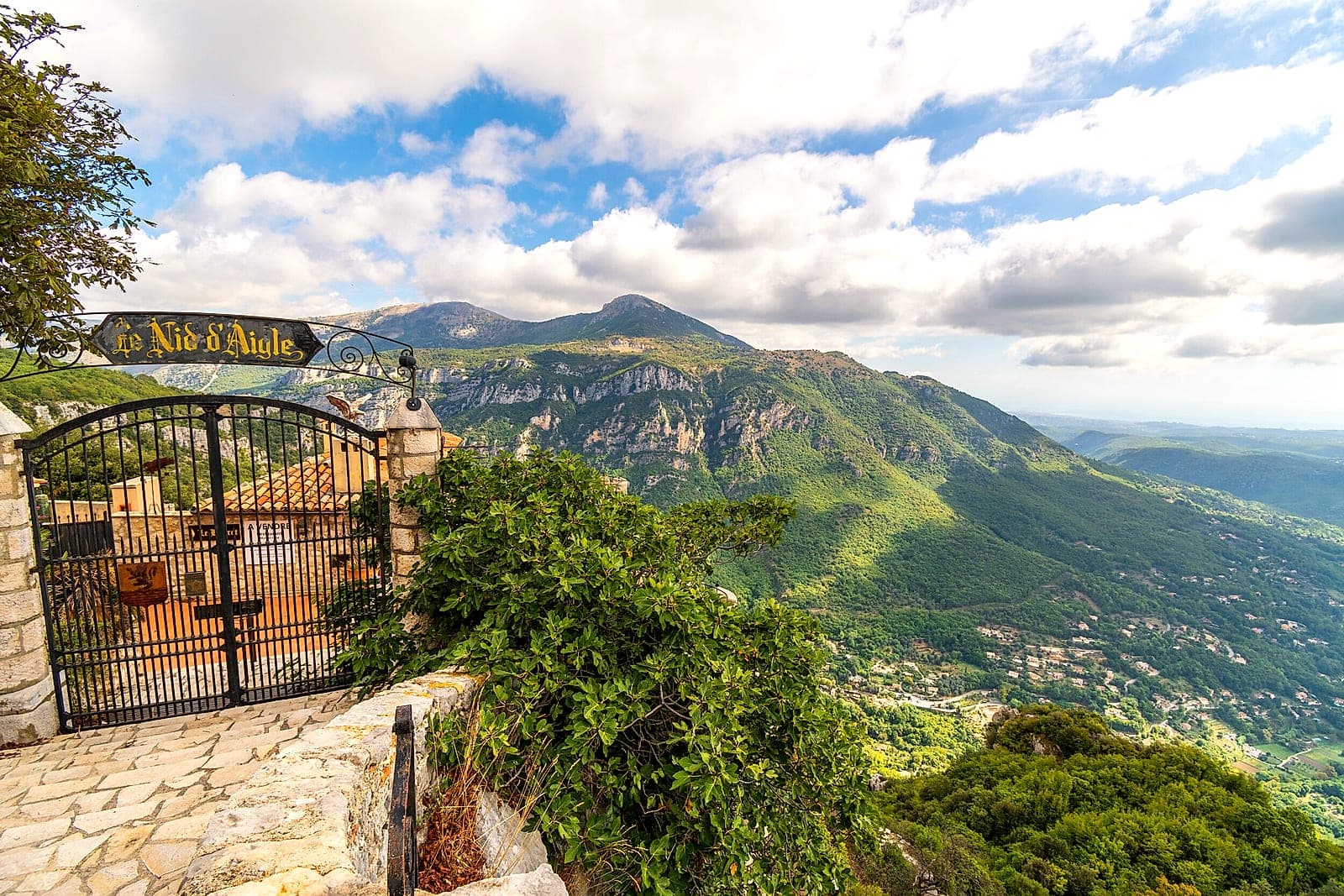 La terrasse de Gourdon avec la baie de Cannes en contrebas