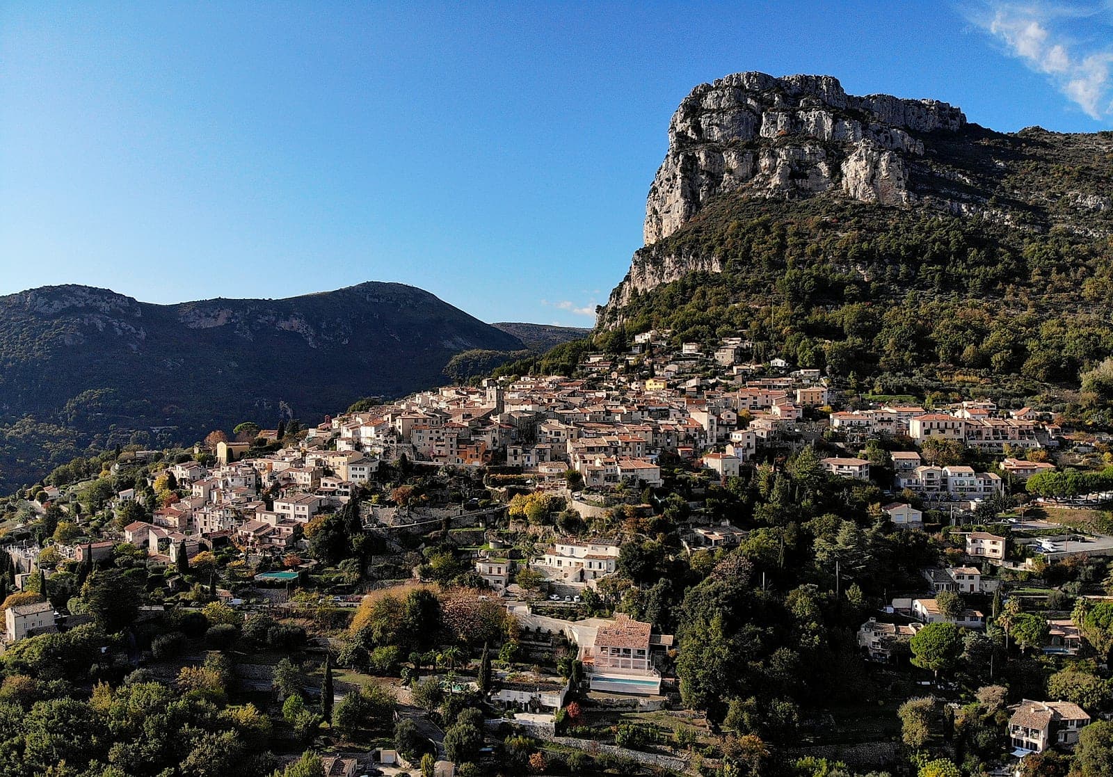 Saint-Jeannet sous son Baou, ou une terrasse de déjeuner face à la vallée