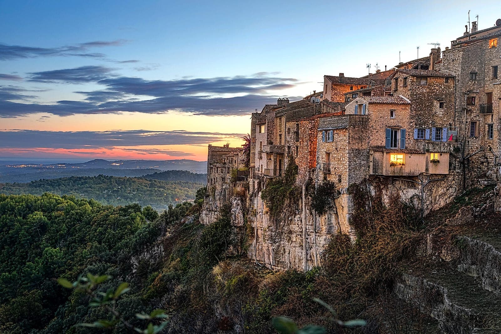 Une ruelle ou la silhouette de Tourrettes-sur-Loup