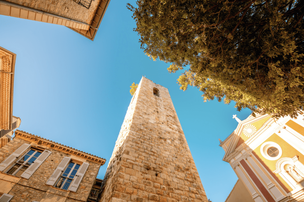 antibes-cathedrale-sky