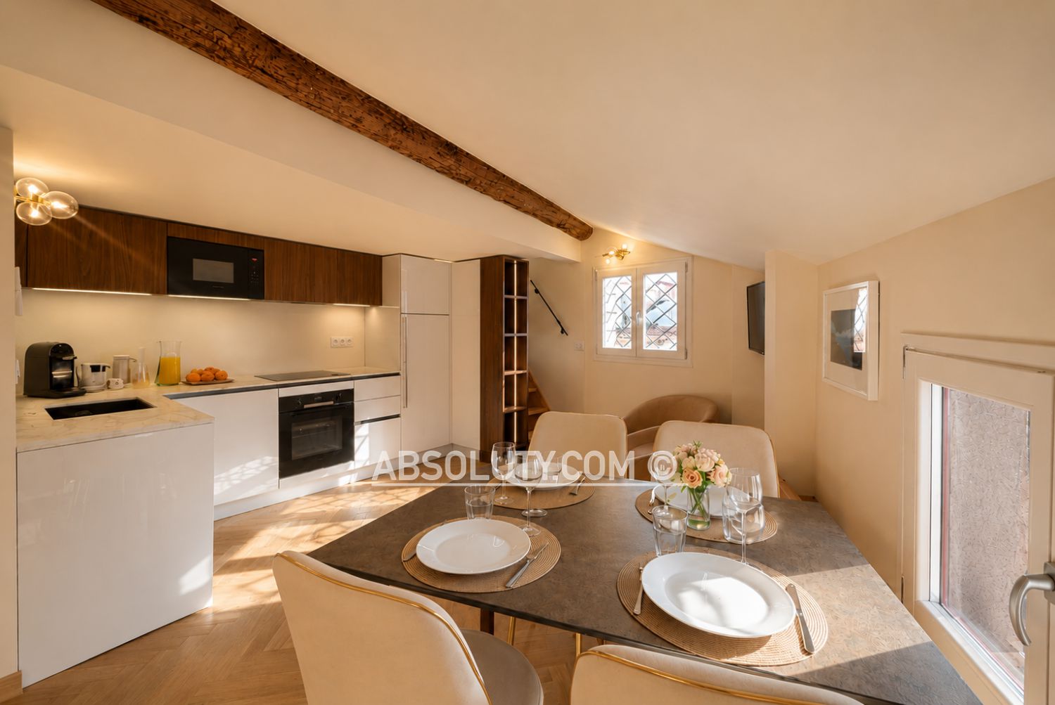Maison SOLEIHA living room and open kitchen in Old Antibes